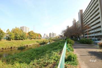 敷地北側を天白川が流れています。