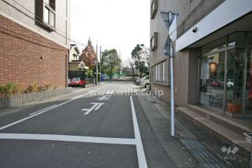 敷地西側の前面道路