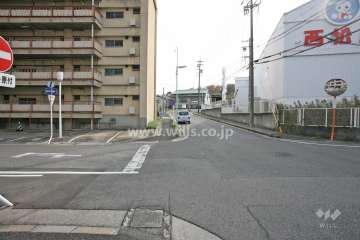 敷地西側の前面道路