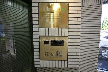 エントランスはオートロック付きです。