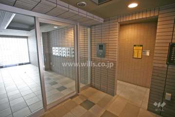 エントランスはオートロック付きです。