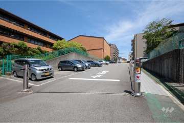 駐車場の出入口（ロボットゲート付き）