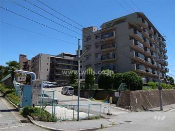 清荒神アーバンライフの外観（北西側から）　北側には隣接して市立中央図書館があります。