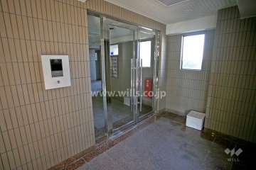 エントランスはオートロック付きです。