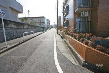 敷地東側の前面道路