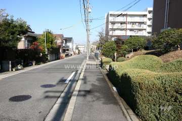 敷地西側の前面道路