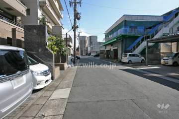 敷地南側の前面道路(西側から)