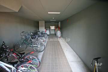 屋内に設けられた駐輪場