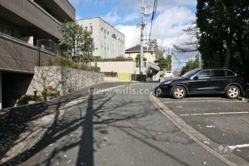 敷地東側の前面道路(南側から)