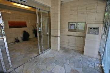 エントランスはオートロック付きです。