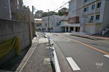敷地西側の前面道路(北側から)