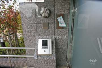 エントランスはオートロック付きです。