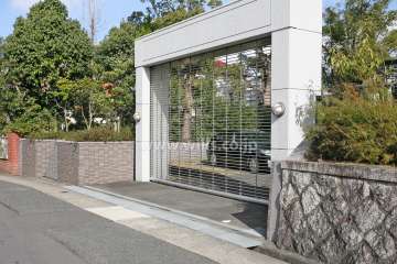 駐車場出入り口(リングシャッター付き）
