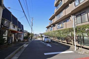 敷地南側の前面道路（東側から）