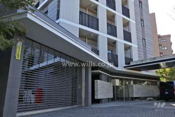 駐車場入り口（リングシャッター付き)