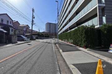 敷地南東側の前面道路（北東側から）