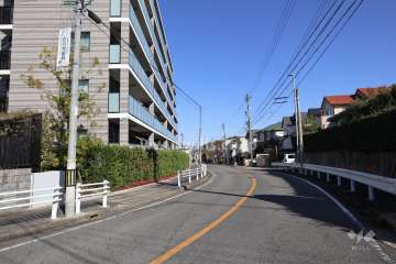 敷地南東側の前面道路（南西側から）