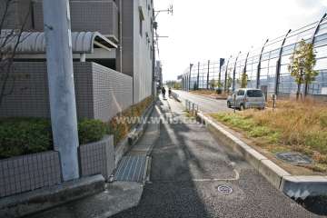 敷地西側は高速道路に面しています。