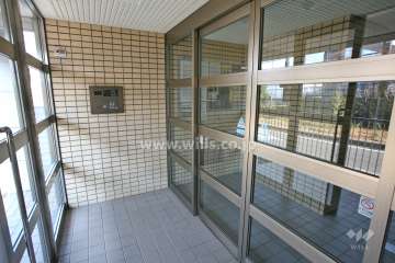 エントランスはオートロック付きです。