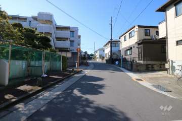敷地北側の前面道路（北側から）