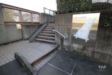 A棟とB棟のエントランスと案内板