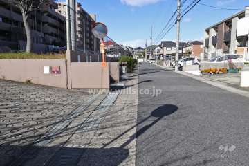 敷地北東側の前面道路（南東側から)