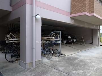 建物1階部分にある敷地内駐車場と駐輪場