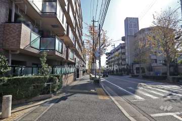 敷地南西側の前面道路（北西側から)