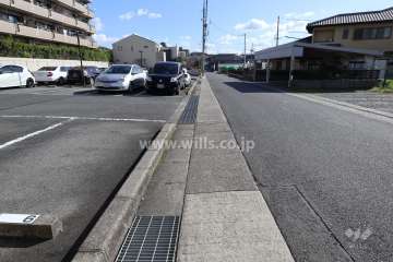 敷地南西側の前面道路（南東側から)