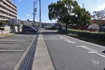 敷地南西側の前面道路（北西側から)