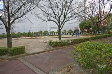 敷地に隣接する児童公園