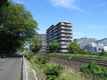 東急ドエル・アルス江坂の遠景※敷地の西側には高川が流れています。