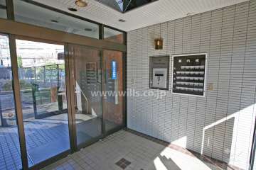 エントランスはオートロック付きです。