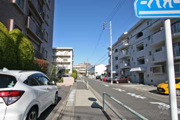 敷地東側の前面道路（南側から）