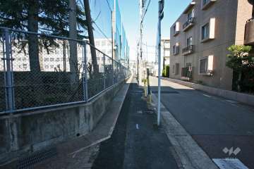 敷地西側の前面道路（南側から）