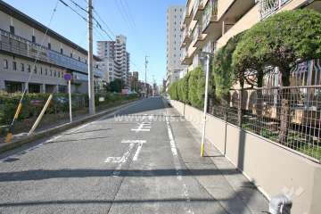 敷地南側前面道路（西側から）