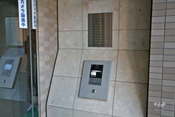 オートロックと案内板