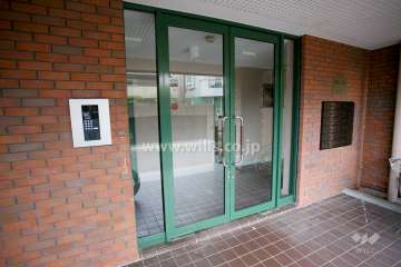 エントランスはオートロック付きです。