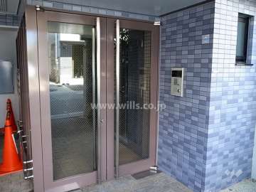 エントランスはオートロック付きです。