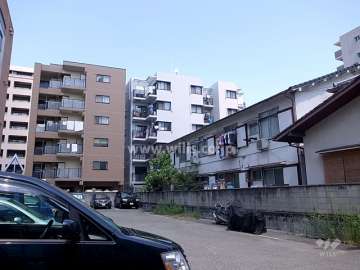 周辺は区画が整っており、住宅の他、店舗や事務所もあります。