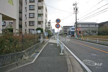 敷地西側の前面道路