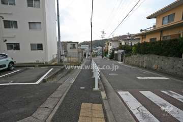 敷地西側の前面道路