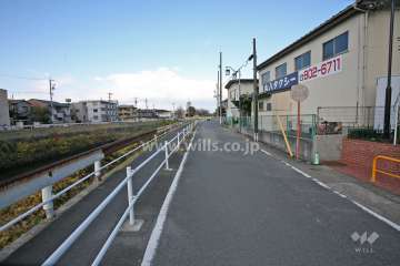 敷地西側の前面道路