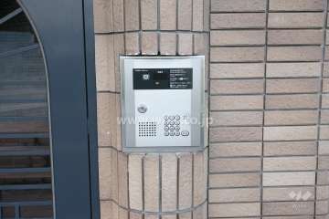 エントランスはオートロック付きです。