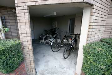 屋内に設けられた駐輪場