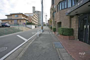 敷地東側の前面道路