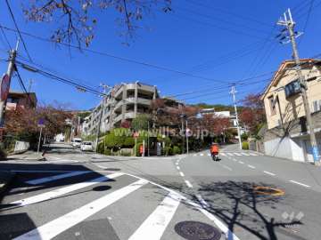 周辺は緑豊かな高台の住宅地です。