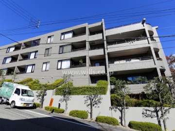 外壁は落ち着いた色調のタイル張りです。