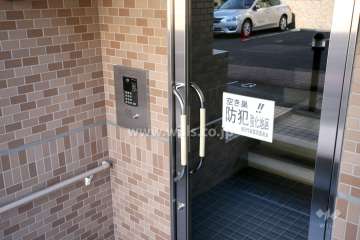 エントランスはオートロック付きです。