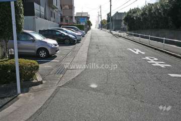 敷地西側の前面道路